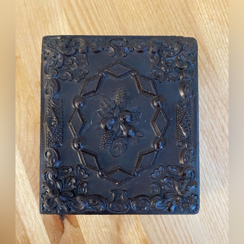 Antique Double Daguerrotype - Picture 4 of 11